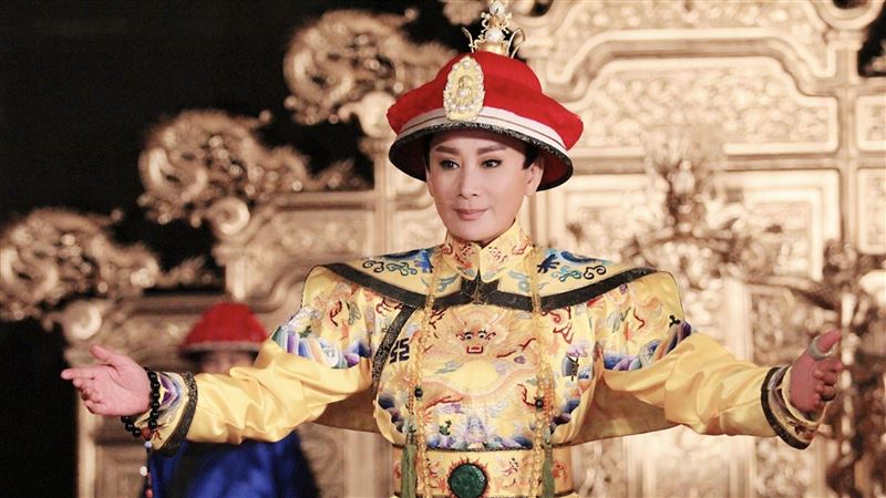 楊麗花親自設計　陳亞蘭首曝龍袍飾品