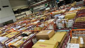 物流哥吐血，雙11貨物堆成山。（圖／翻攝自爆怨２公社）