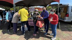 秋冬送暖「暖心窩」！華威聯合集團愛心禮卷、物資捐助弱勢。右二為華威聯合集團董事長方財源。（圖／翻攝畫面）