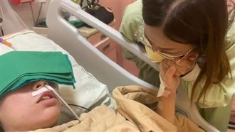 男大生清醒！第1句貼心話就讓媽掉淚