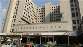 加強防疫　成大醫院宣布門禁升級武漢肺炎疫情延燒，台南成大醫院1日宣布，住院大樓門禁管制自2日起再升級，呼籲民眾如非必要，儘量減少出入醫院。圖為成大醫院外觀。中央社記者楊思瑞攝　109年3月1日