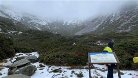 雪山降雪  圈谷積雪逾10公分雪霸國家公園管理處13日透過臉書發布貼文指出，收到熱心山友與協作志工回報，這兩天山上仍偶有降雪，目前圈谷已累積有一些雪量，積雪超過10公分。（山友拍攝，雪管處遊憩課提供）中央社記者郭宣(文三)傳真  110年11月13日