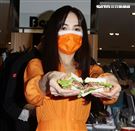 陳嘉樺ELLA代言德國雙人現場示範簡單輕食。（記者邱榮吉/攝影）
