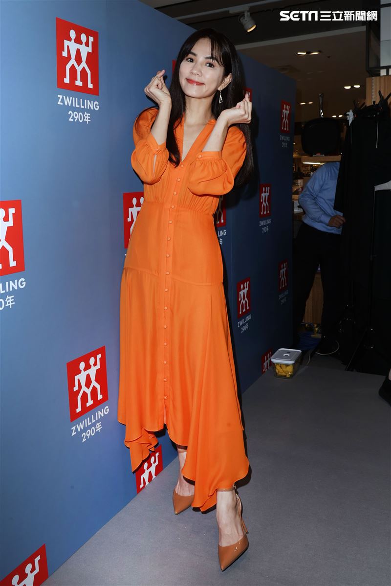 陳嘉樺ELLA代言德國雙人現場示範簡單輕食。（記者邱榮吉/攝影）