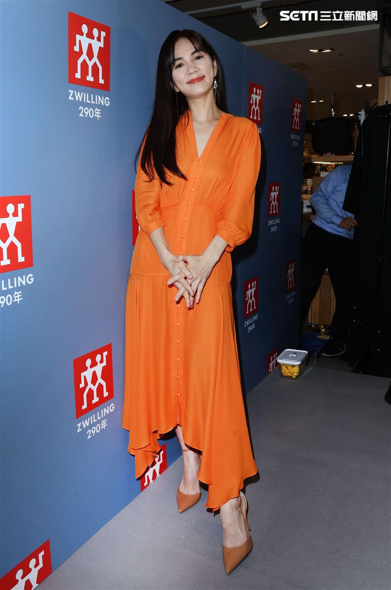 陳嘉樺ELLA代言德國雙人現場示範簡單輕食。（記者邱榮吉/攝影）