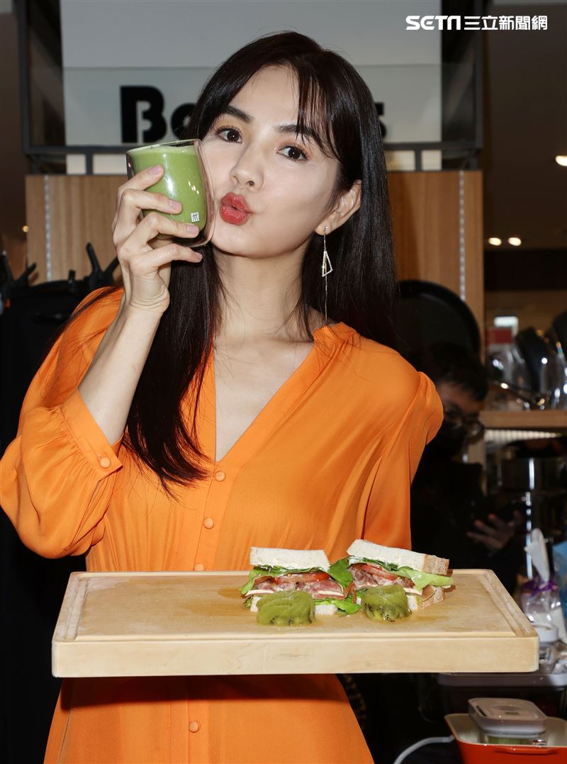 陳嘉樺ELLA代言德國雙人現場示範簡單輕食。（記者邱榮吉/攝影）