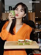 陳嘉樺ELLA代言德國雙人現場示範簡單輕食。（記者邱榮吉/攝影）