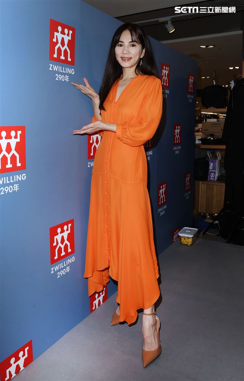 陳嘉樺ELLA代言德國雙人現場示範簡單輕食。（記者邱榮吉/攝影）