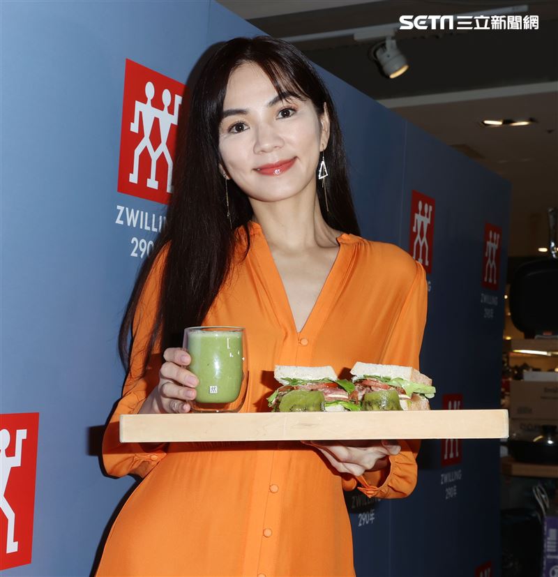 陳嘉樺ELLA代言德國雙人現場示範簡單輕食。（記者邱榮吉/攝影）