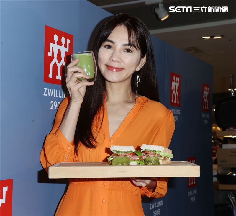 陳嘉樺ELLA代言德國雙人現場示範簡單輕食。（記者邱榮吉/攝影）