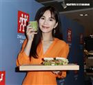 陳嘉樺ELLA代言德國雙人現場示範簡單輕食。（記者邱榮吉/攝影）