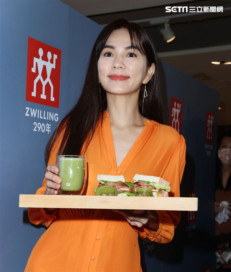 陳嘉樺ELLA代言德國雙人現場示範簡單輕食。（記者邱榮吉/攝影）