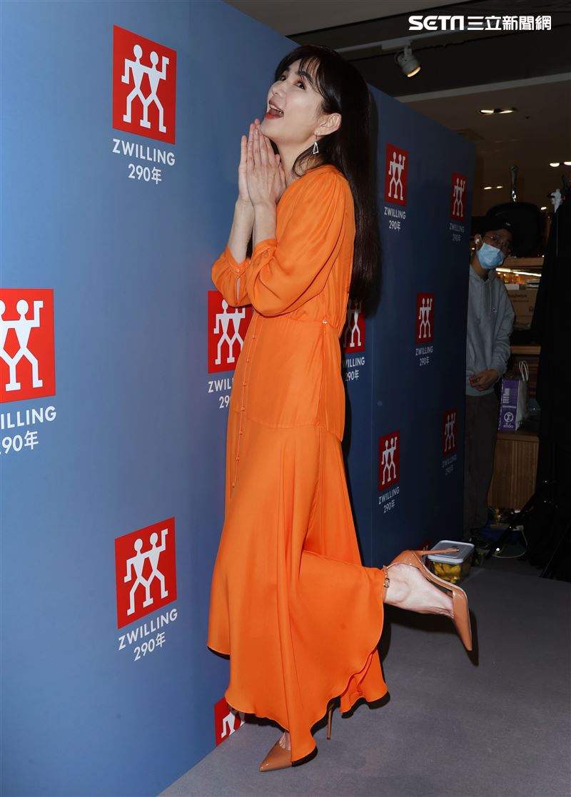 陳嘉樺ELLA代言德國雙人現場示範簡單輕食。（記者邱榮吉/攝影）