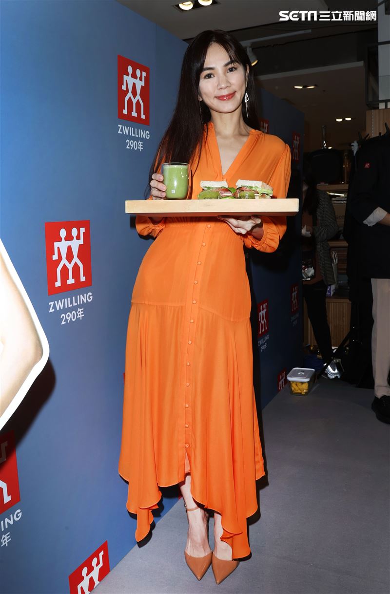 陳嘉樺ELLA代言德國雙人現場示範簡單輕食。（記者邱榮吉/攝影）