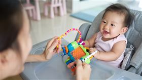 治療師們跟0-3歲幼兒說話時，會自然地將音調與語速調整成「媽媽語(motherese)」模式，來加速幼兒的語言理解及學習。國內外已有諸多研究論文證實，使用「媽媽語」和幼兒說話，更能促進語言吸收。