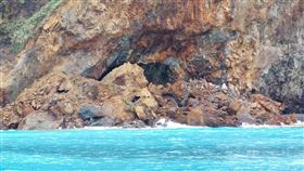 龜山島眼鏡洞口前出現大量落石宏棋號賞鯨船解說員簡逢均表示，12日下午他在龜山島附近海域時還沒看到「眼鏡洞」前落石，但漁民13日清晨出海經過時，發現大量落石已從「眼鏡洞」上方崩落，堵住大半個洞口。（宏棋號賞鯨船解說員簡逢均提供）中央社記者沈如峰宜蘭縣傳真  110年11月13日