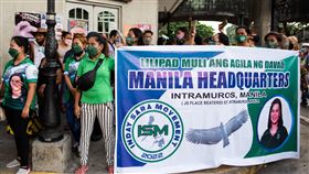 杜特蒂長女薩拉確定參選副總統，支持者聚集在當地選委會外。（圖／路透社／達志影像）