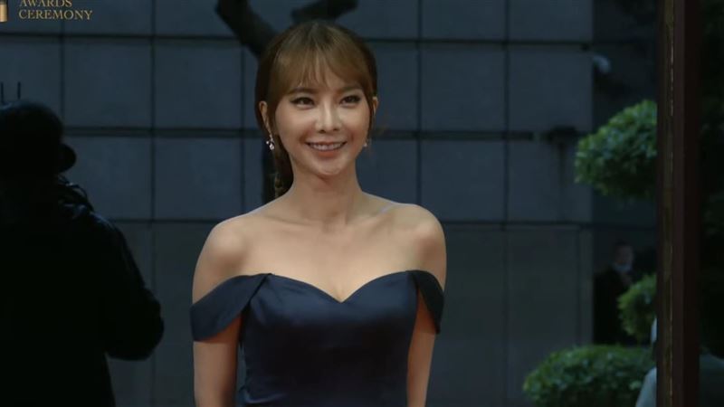 奎丁辣穿爆乳禮服　紅毯摔跤萬網暴動