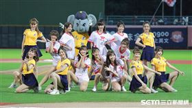 ▲龍象大戰賽前，PS女孩、小龍女一起跳開場舞。（圖／記者劉彥池攝影）