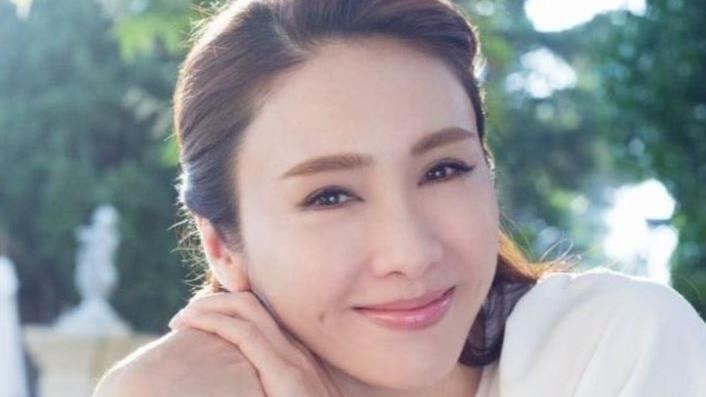 50歲黎姿與3女　高難度瑜珈難不倒