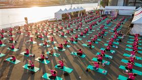 近兩百位女孩，共同參與國泰女力女麗活動中的有氧拳擊課程。（圖／國泰金控提供）