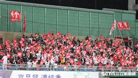 ▲龍象大戰，三壘側看台一片紅海。（圖／記者劉彥池攝影）