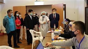 北市內湖接種站啟動  邱泰源視察（1）台北市醫師公會13日起在慈濟內湖聯絡處開設中型接種站，公會理事長邱泰源（後右）親自前往視察，了解整體運作狀況。（台北市醫師公會提供）中央社記者張茗喧傳真  110年11月13日