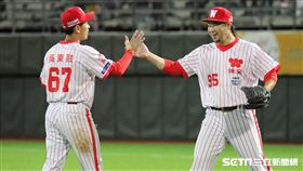 ▲味全龍終結者田澤純一和吳東融擊掌慶祝勝利。（圖／記者劉彥池攝影）