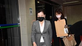 三接遷離公投案意見發表會　王美花出席110年全國性公民投票案意見發表會13日登場，晚間6時30分將進行第20案三接遷離案正、反方意見陳述，反方代表、經濟部長王美花（中）抵達會場準備。中央社記者王飛華攝  110年11月13日