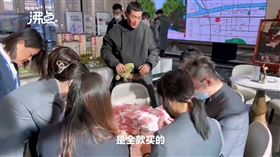 內蒙古有人騎馬揹鈔票買房（圖／翻攝自沸點視頻微博）