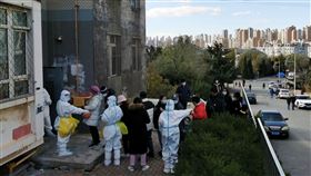 ▲大連是中國新一波疫情中最嚴重的疫區，圖為大連某小區進行檢測。（圖／路透社／達志影像）