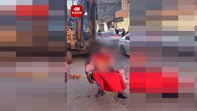 又見中國恐怖婚鬧！上空滿電線　新郎「被綁挖土機」搖搖樂（圖／翻攝自時間視頻微博）