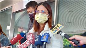 台中瑪莎拉蒂案男大生清醒  宋母：非常高興台中市宋姓男大生開車擦撞瑪莎拉蒂遭毆傷昏迷案，宋母（前）12日接受媒體聯訪時表示，稍早醫院人員有告知兒子有稍微清醒，叫他好像也有反應了，她一接到訊息時，感到非常地高興。中央社記者蘇木春攝  110年11月12日