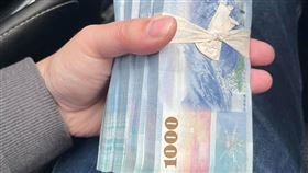 人夫手握4大疊千元鈔！喊「結婚＝花光積蓄」（圖／翻攝自爆廢公社二館臉書）