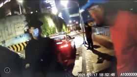 ▲新店林姓男子沒戴口罩在路邊吞雲吐霧還嗆聲，員警要求他道歉，怎麼也不肯。（圖／翻攝畫面）