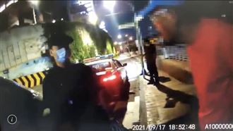 沒戴口罩路邊抽菸還嗆警「先殺你」