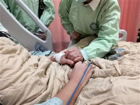 台中市長盧秀燕探視，宋姓男大生，逐漸康復，對談，壞人都抓起來就好 (圖/翻攝畫面)