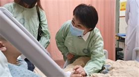 台中市長盧秀燕探視，宋姓男大生，逐漸康復，對談，壞人都抓起來就好 (圖/翻攝畫面)