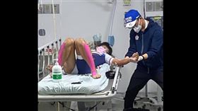 楊合貞在當地醫院進行治療。（圖／翻攝自楊合貞教練吳炯助臉書）