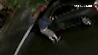 醉後變身「後照鏡怪客」　全巷車受害