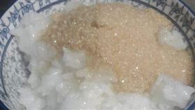 一張「稀飯+砂糖」照片勾童年回憶（圖／翻攝自爆料公社臉書）