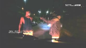 踢鐵板！騎士攔車打人　惹到武術大叔