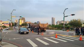 台中市北屯，大鵬路、信平路，砂石車追撞機車，林姓女碩士生當場死亡，中國醫藥大學水湳校區 (圖／翻攝畫面)