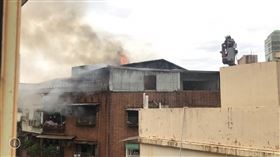 ▲基隆正義路一公寓火警，火舌自公寓頂樓加蓋屋竄出，不時傳出建材爆裂掉落聲音。（圖／翻攝畫面）