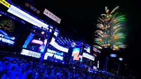 北市跨年將設搖滾區  買限量遊程送入場證台北市觀傳局14日表示，2022跨年晚會將首度劃設「搖滾區」，預計開放800人入內，旅客只要購買限量遊程、來台北住一晚，就可獲得晚會搖滾區入場證一張。（台北市觀傳局提供）中央社記者陳昱婷傳真  110年11月14日