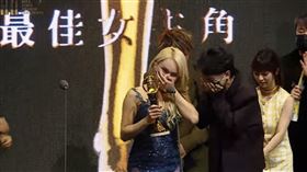 小A辣以變性影片奪下第3屆走鐘獎最佳女主角獎。（圖／翻攝自上班不要看 NSFW　YouTube）