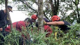 消防員利用繩索救出命危傷者。翻攝畫面