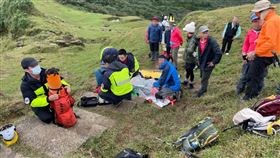 男子參加健康登山協會舉辦的登山活動，途中卻突然暈倒，消防隊員趕抵後，對患者進行急救。 翻攝畫面