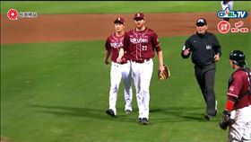 霸林爵不斷朝主審罵髒話。（圖／翻攝自CPBL TV）