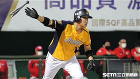 ▲中信兄弟一壘手許基宏安打送回江坤宇。（圖／記者劉彥池攝影）